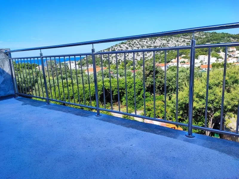 Inox ograda za balkone i terase sa okomitim ispunama